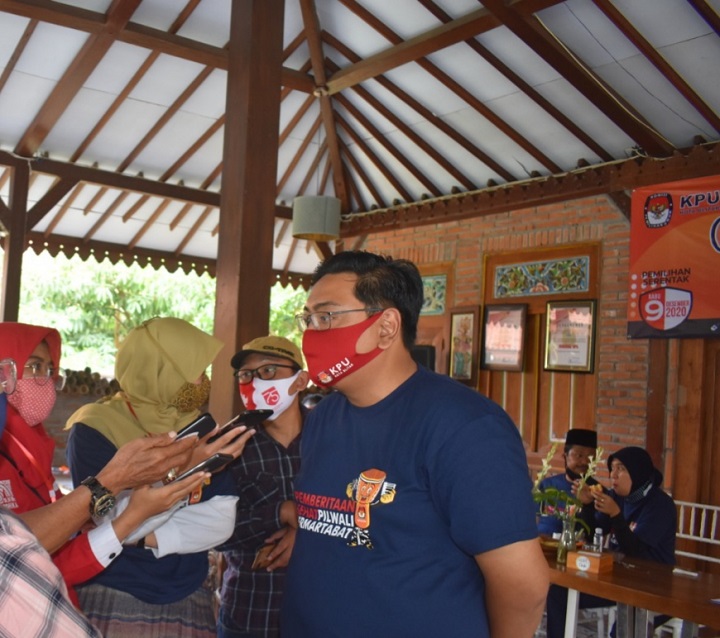 Komisioner KPU Kota Blitar Rangga, saat memberi keterangan. SP/Les