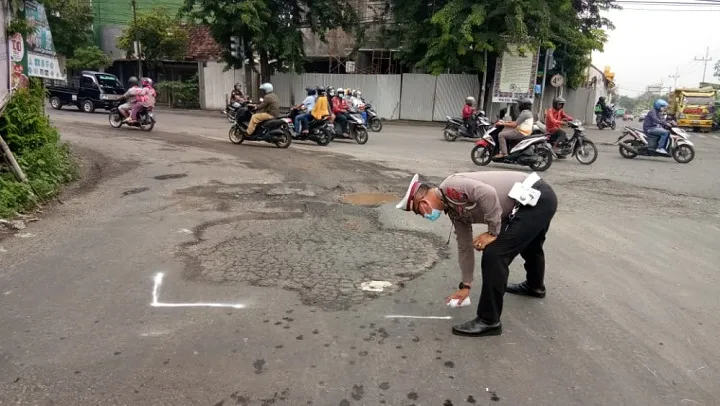 Tekan Laka Lantas, Polisi Tandai Jalan Berlubang