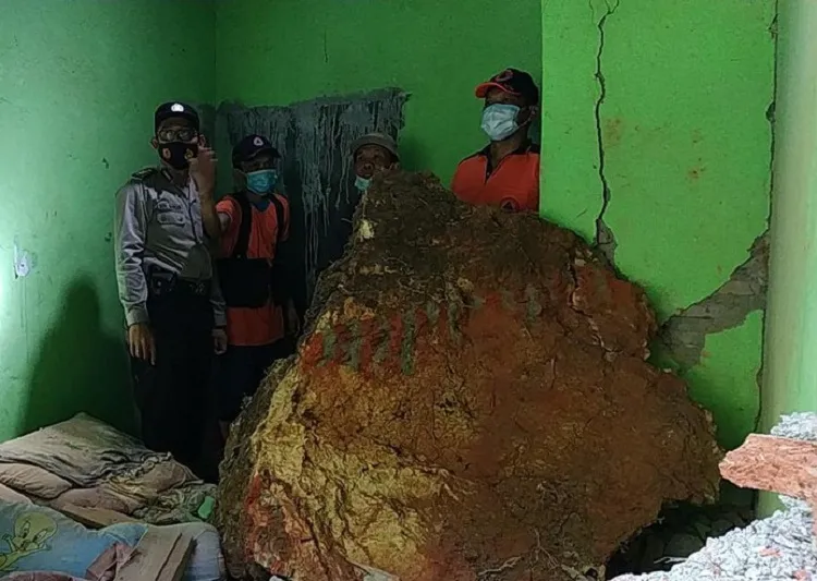 Dua Rumah Warga Hancur Dihantam Batu Raksasa