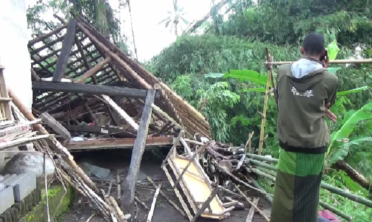 Puluhan Rumah Rusak Diterjang Angin Kencang