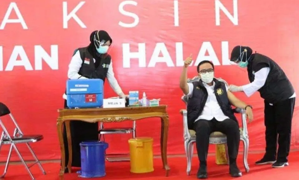 Bupati Pamekasan Jadi yang Pertama Disuntik Vaksin
