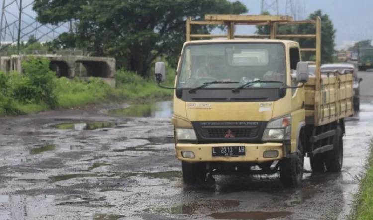 Pengendara Keluhkan Jalan Rusak di Arteri Porong Sidoarjo