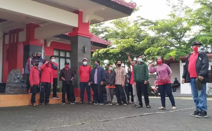 Puluhan Mantan Outsourcing Luruk Kantor DLH Blitar