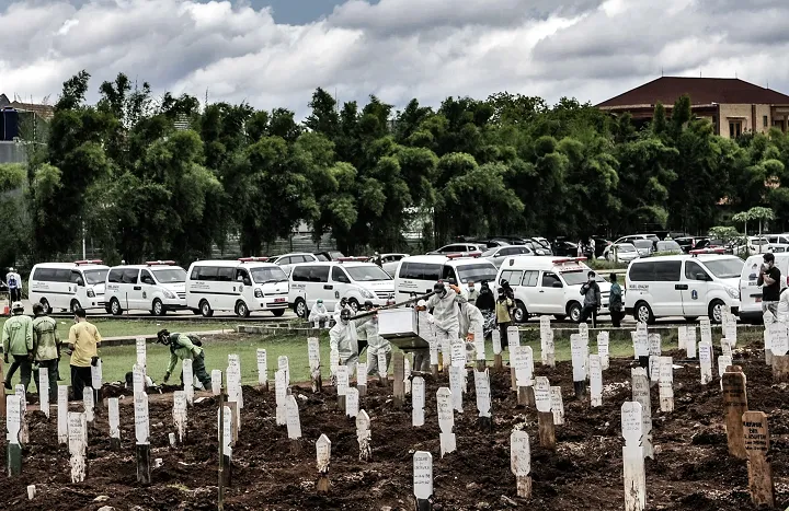 Covid-19 Terus Melonjak, Jokowi Bilang Terkendali