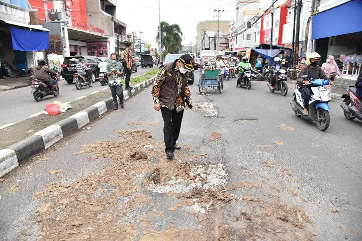 Jalan Rusak, Kadin PU Bina Marga Terancam Dicopot