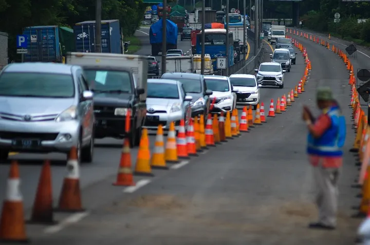 Dipenuhi Truk Berat, Surabaya Macet