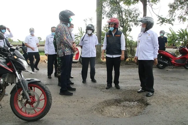 Kendarai Motor Wagub Emil Sidak Jalan Rusak di Lamongan