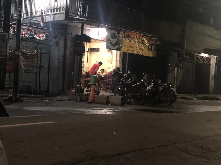 Kerumunan di Warung Surabaya Utara dan Barat Masih Ramai