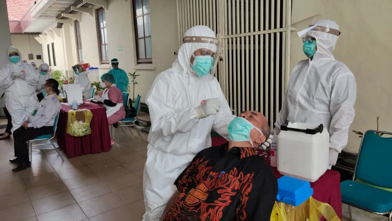 325 Pegawai PN Surabaya Jalani Tes Usap Covid-19