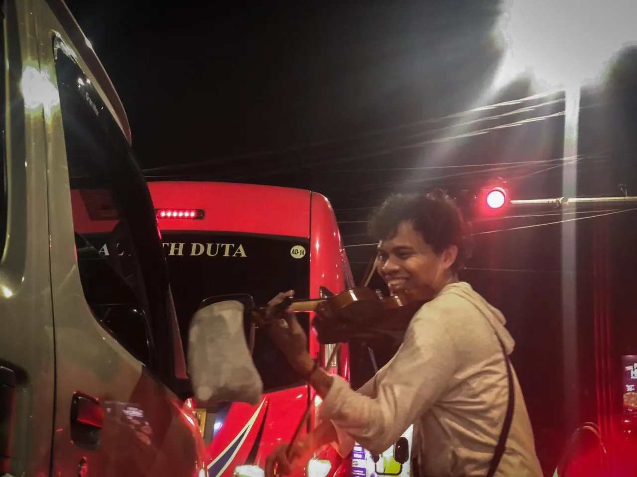 Hanya Berbekal Biola, Nekat Hijrah ke Surabaya