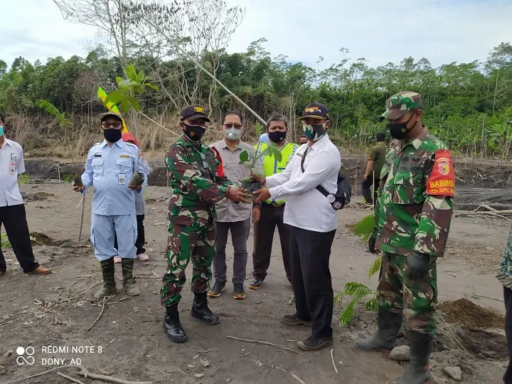 Tanam Pohon Jaga Kelestarian Hutan Lindung