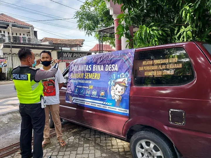 Dukung PPKM Jilid II, Satlantas Polres Gresik Bagi-Bagi Masker