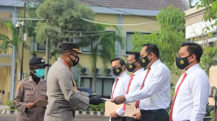17 Anggota Polrestabes Surabaya dapat Penghargaan