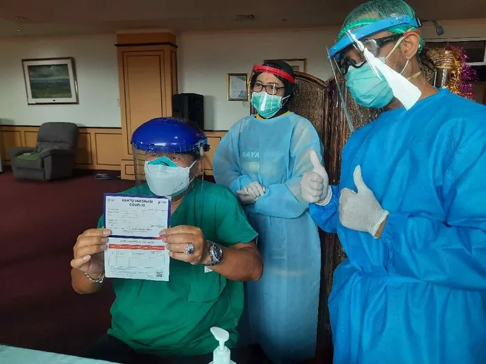 Tenaga Kesehatan Lansia di Surabaya Sudah  Divaksinasi Covid-19