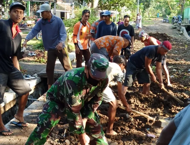 TNI, Pemdes dan Masyarakat Desa Pejarakan Benahi Jalan Rusak