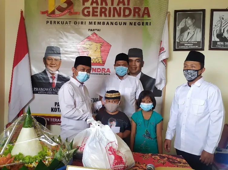 Rayakan HUT Ke-13, DPC Gerindra Kota Kediri Bagi Bansos ke Anak Yatim