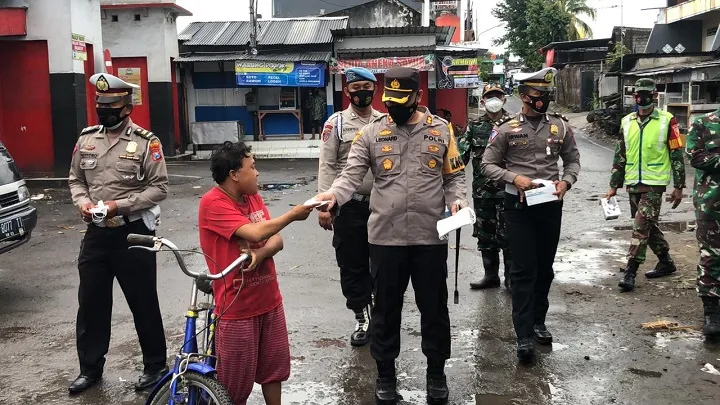 Kapolresta Blitar dan Tiga Pilar Bagi-Bagi Ratusan Masker