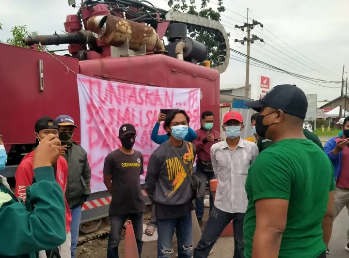 Proyek Pipanisasi PDAM Gresik Didemo Warga Sembayat