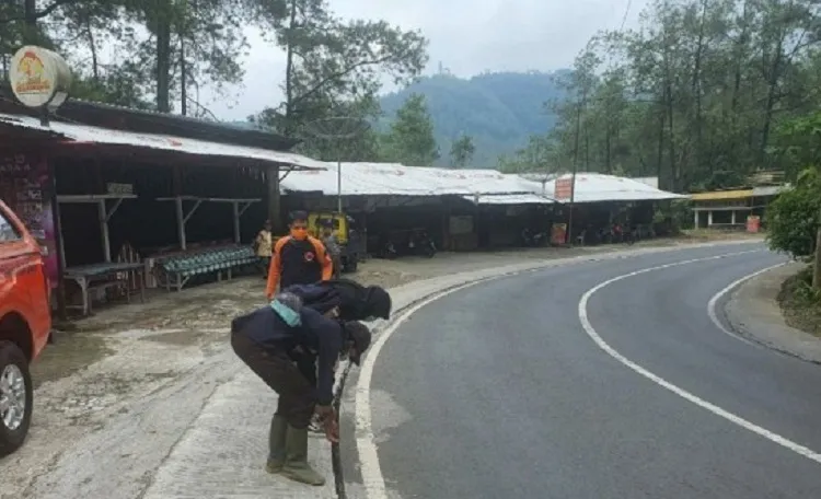 BPBD Provinsi Kaji Jalan Payung 1 yang Retak dan Ambles