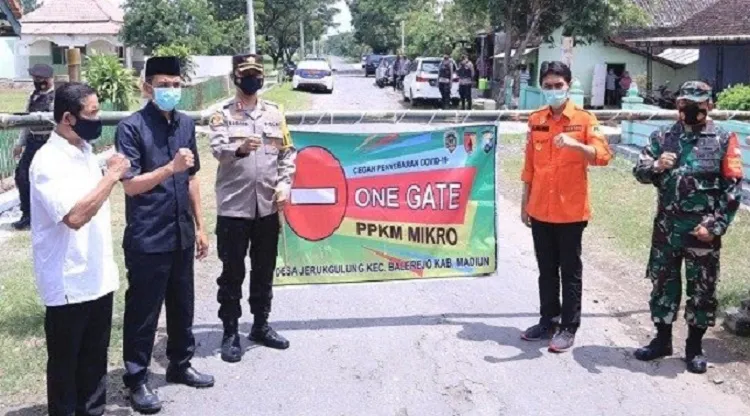 Tangkal Corona, Bupati Madiun Resmikan Posko PPKM Mikro