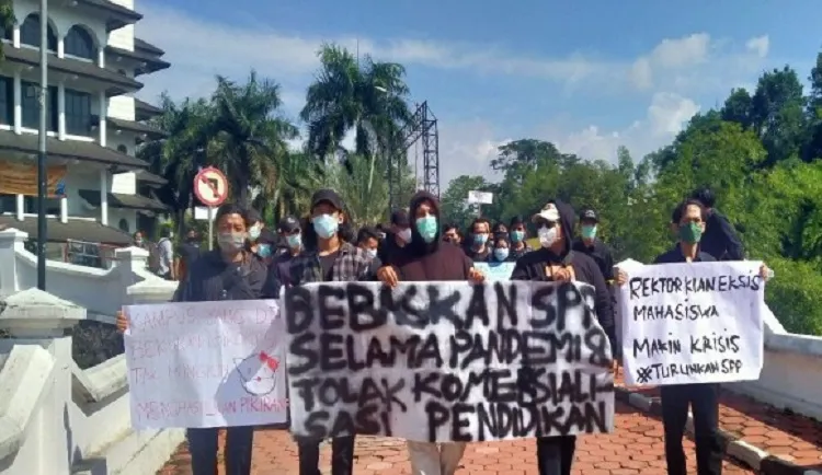 Ratusan Mahasiswa UMM Gelar Orasi Penurunan SPP
