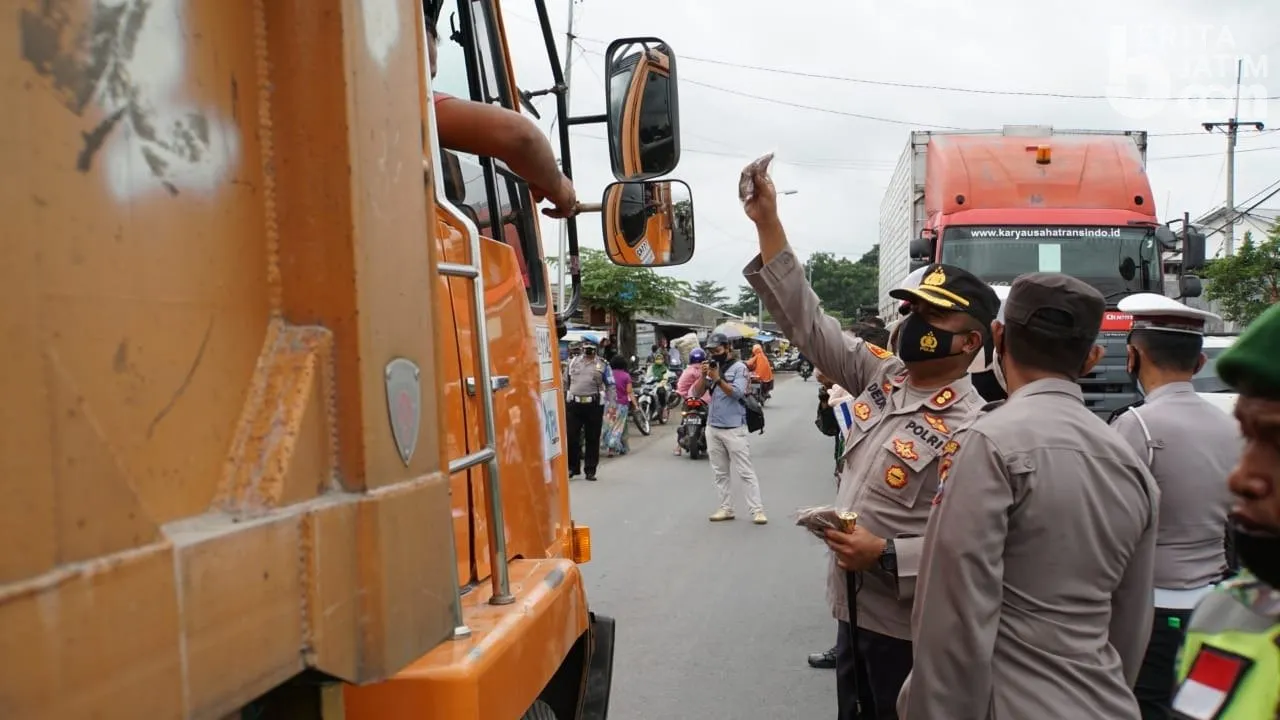 Blusukan ke Pasar dan Jalanan, Polres Mojokerto Bagikan Masker