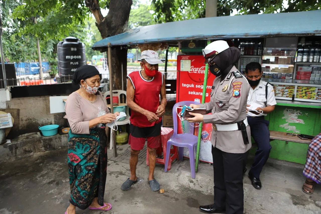 Kapolres Pelabuhan Tanjung Perak Bagikan 2000 Masker di 9 Lokasi