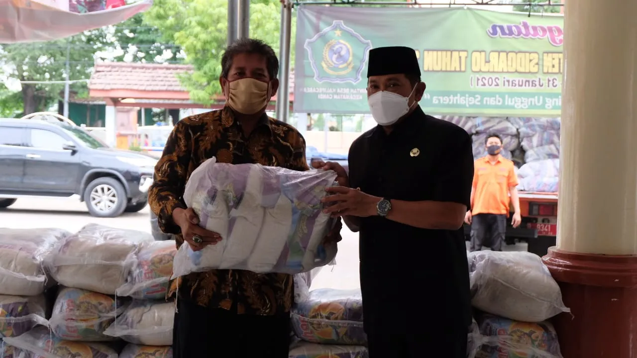 Pj Bupati Sidoarjo Salurkan Bantuan Beras 3 Ton Warga Terdampak Banjir