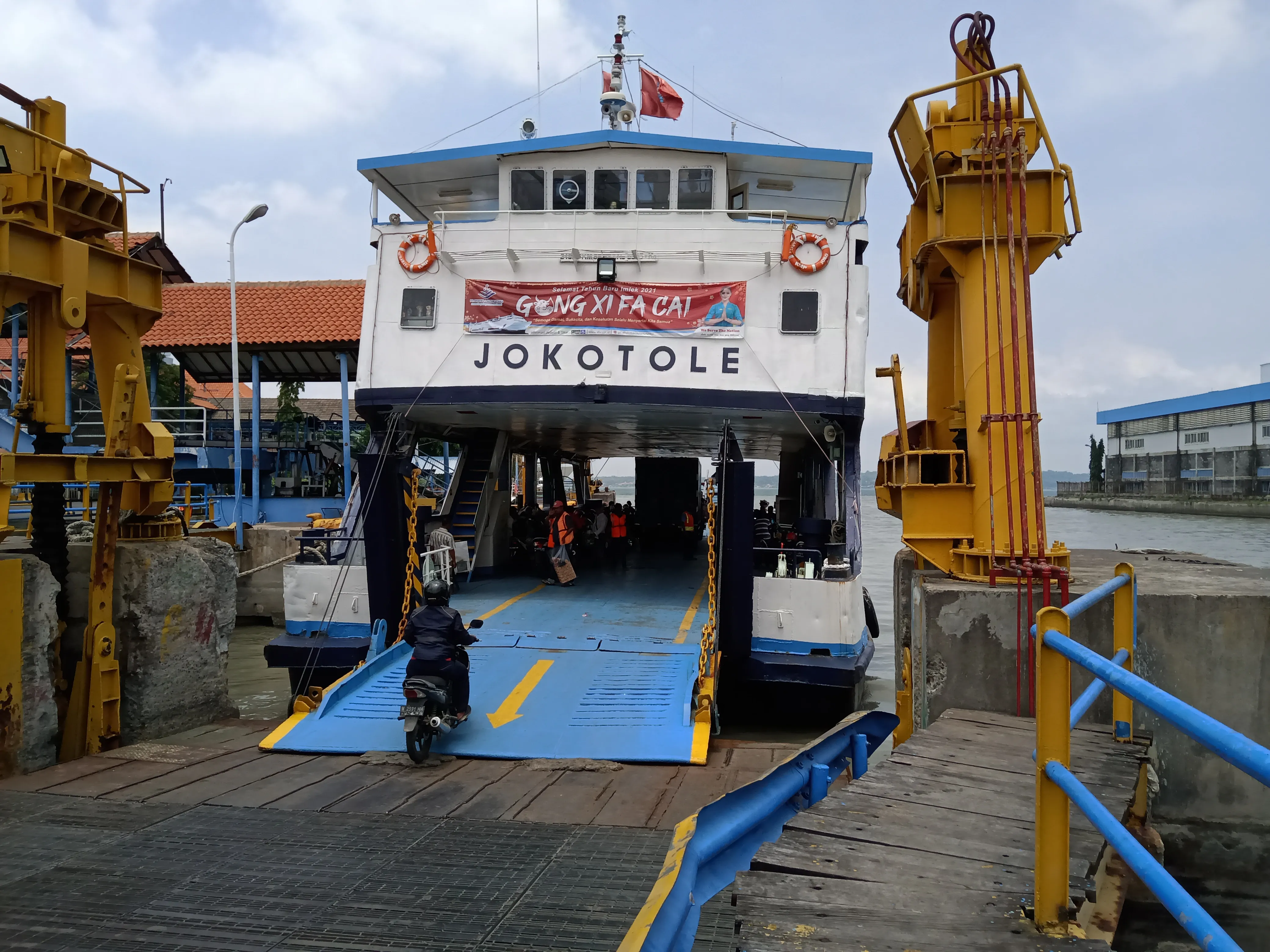 Penumpang Kapal Fery di Pelabuhan Ujung Naik 35 Persen