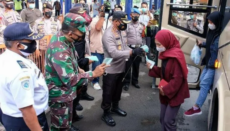 Cegah Covid-19, Kapolresta Sidorajo Turun Bagikan Masker Di Terminal Bungur