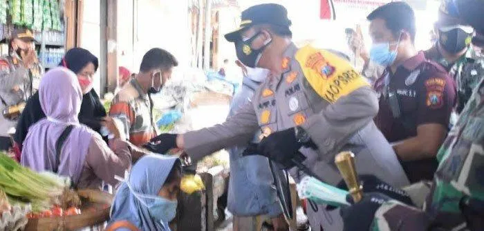 Dandim 0826 Pamekasan Bersama Kapolres Edukasi Prokes Di Pasar Blumbungan