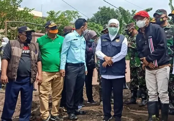 Khofifah Tinjau Lokasi Banjir Bandang di Kepulungan Pasuruan