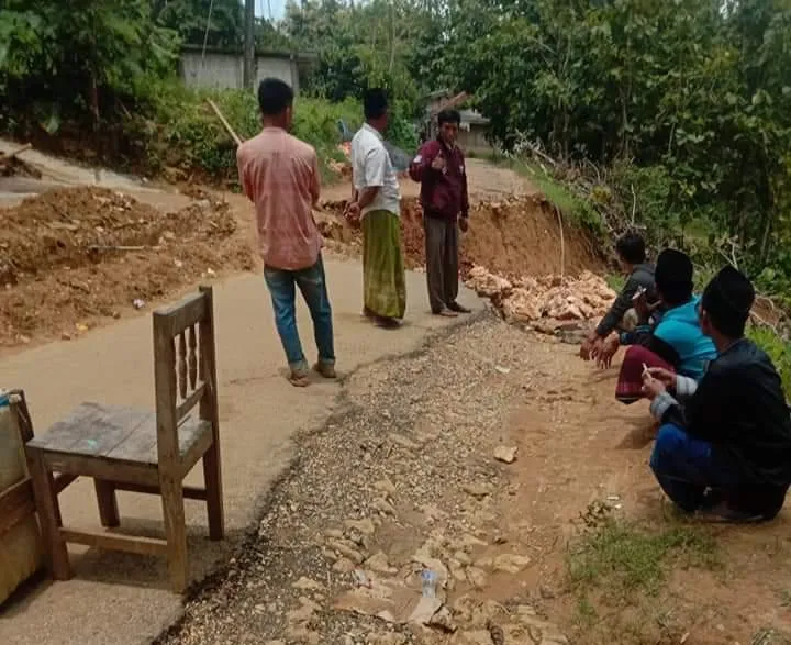 Tak Ada Anggaran untuk Perbaikan Jalan Amblas Sokobanah