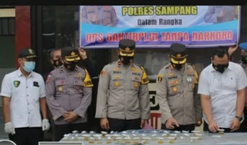 Puluhan Anggota Polres Sampang Mendadak Tes Urine