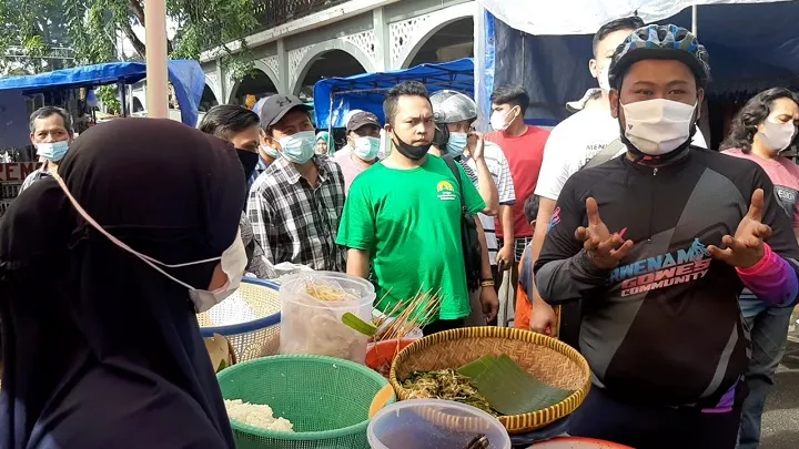 Usai Menjabat Bupati Gresik, Gus Yani Langsung Sapa PKL Alun-Alun