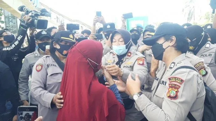 Ditekan Sana-Sini, Hakim Akhirnya Izinkan Rizieq Sidang Offline