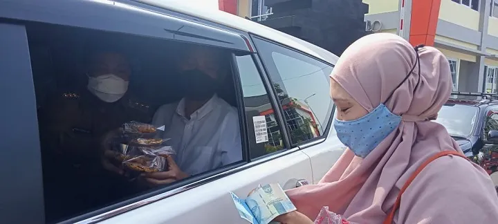 Ibu Penjual Peyek Kaget Karena Pembeli yang Dicegatnya Bupati Gresik