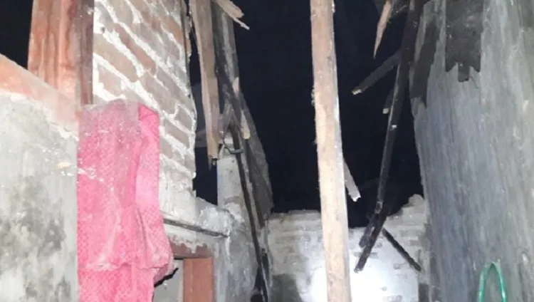 Gudang Tua Penyimpanan Padi Roboh dan Timpa 5 Rumah Warga