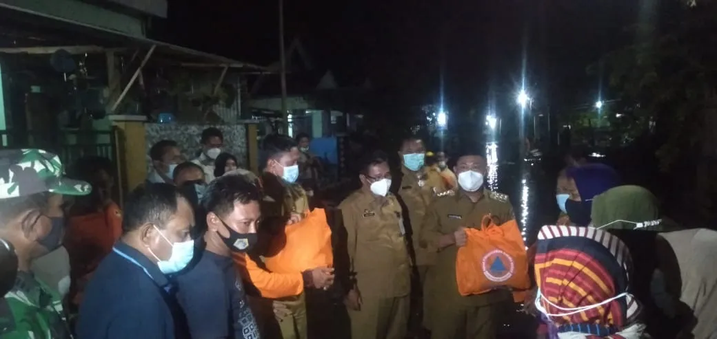 Bupati Gus Yani Sambangi Masyarakat Terdampak Banjir Kali Lamong