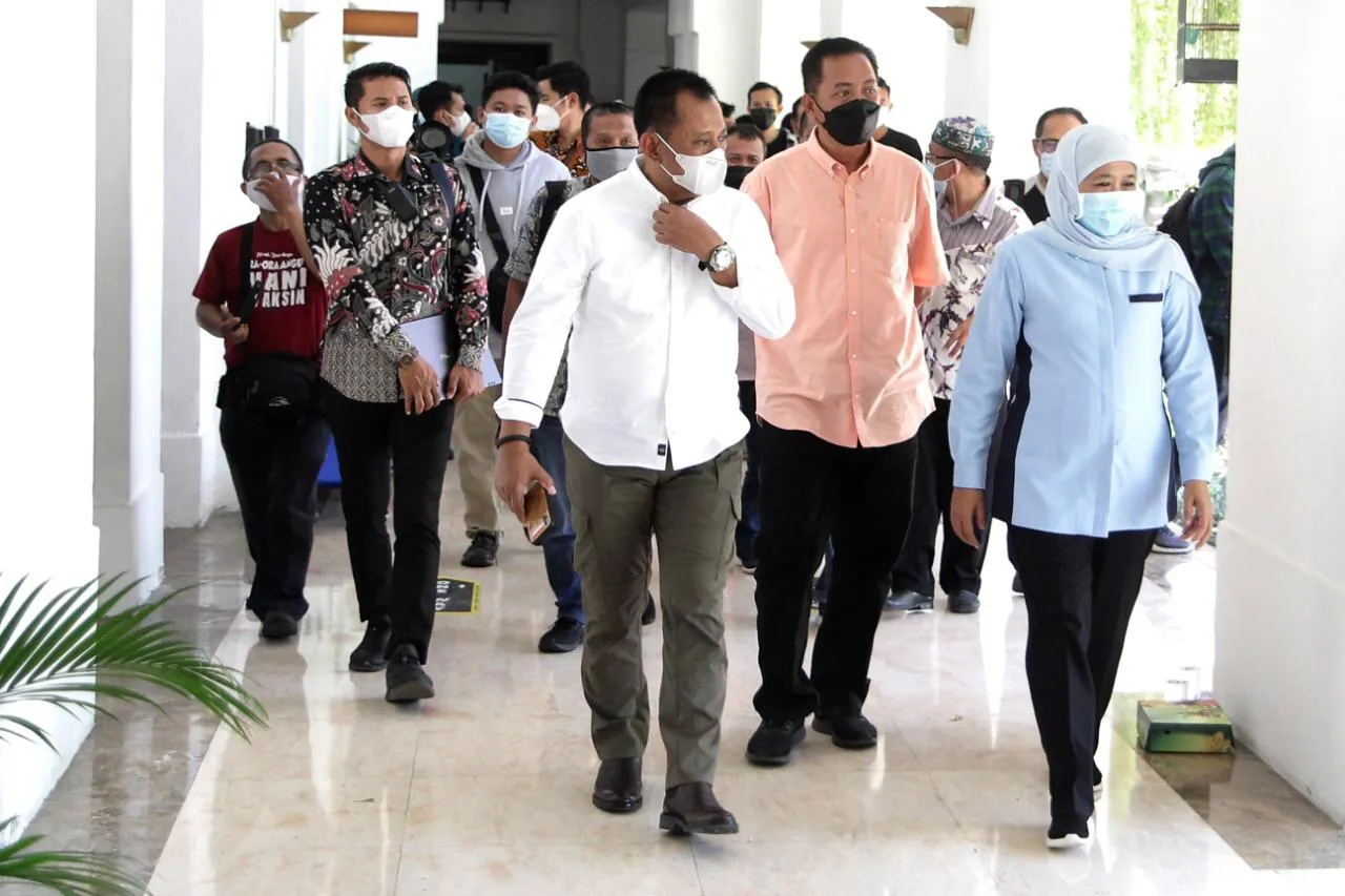 Bekerjasama dengan PWI Jatim, Khofifah Tinjau Vaksinasi Wartawan