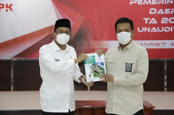 Bupati Gus Muhdlor Serahkan LKPD 2020 Kepada BPK Perwakilan Jatim