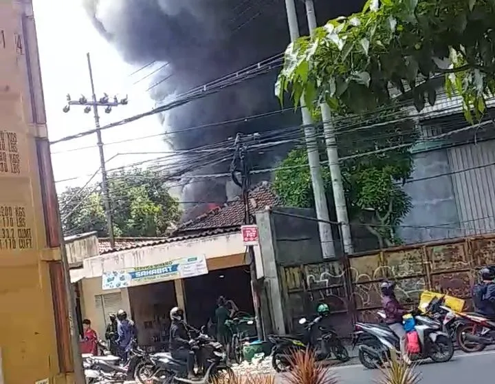 Pabrik Palet di Surabaya Dilalap Si Jago Merah