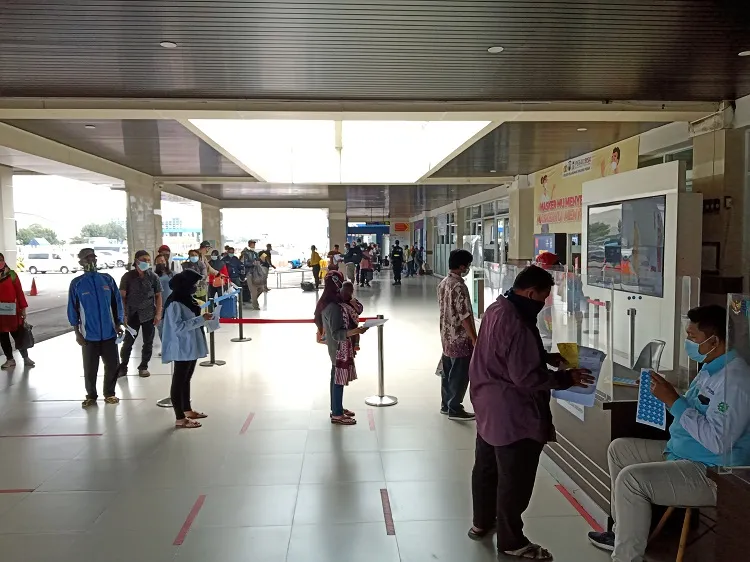 Penumpang Padati Pelabuhan Tanjung Perak, Petugas Perkuat Prokes