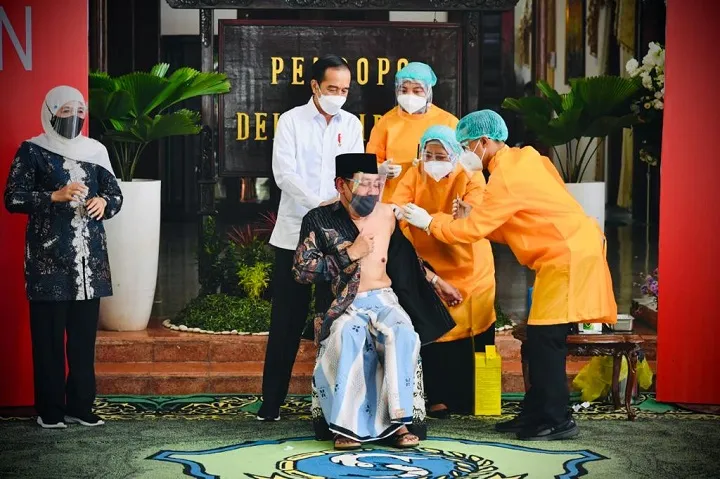 Presiden Pantau Vaksinasi AstraZeneca pada Ulama di Sidoarjo