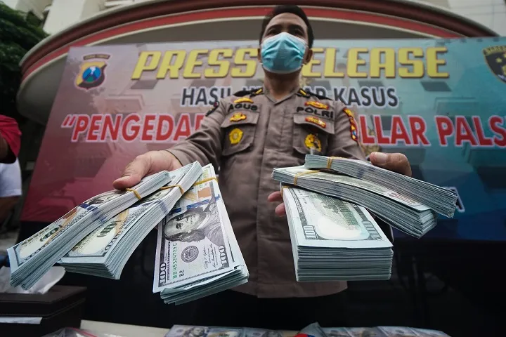 Nabung Ribuan Dollar Palsu di Bank, 2 Warga Bali Ditangkap