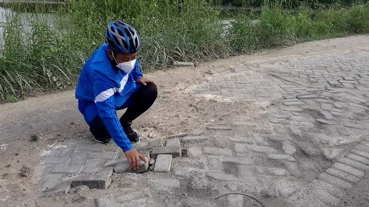 Hari Libur, Bupati Gresik Sidak Jalan Rusak di Mengare