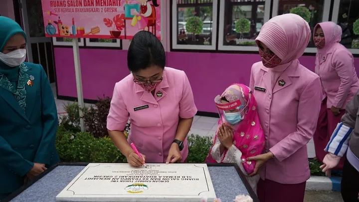 Ketua Bhayangkari Jatim Tinjau Simulasi Belajar Tatap Muka di Gresik