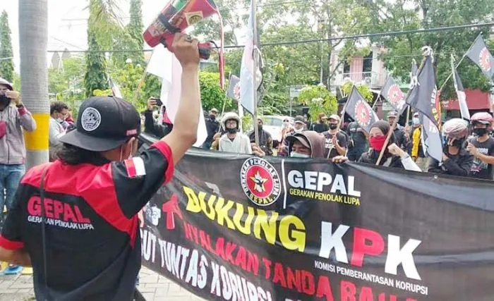 Kantor PDAM Gresik Digeruduk Massa