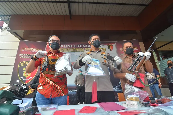 Rakit dan Jual Senpi Ilegal, Guru SMP Diamankan Polda Jatim