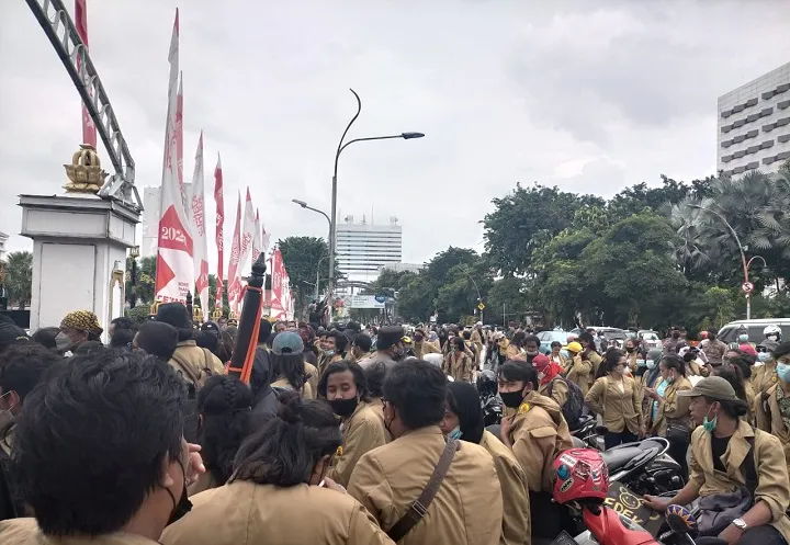 Status Tak Jelas, STKW Geruduk Gedung Grahadi